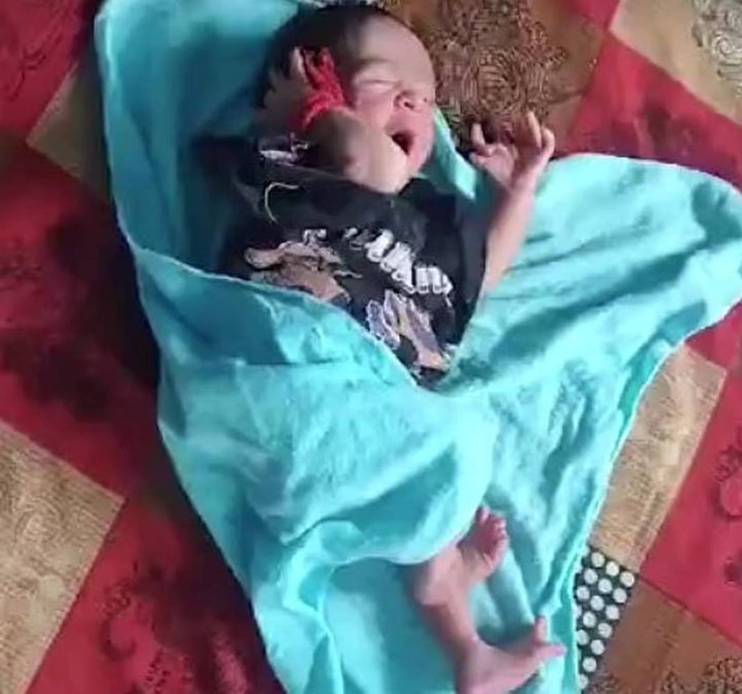 Görenler hayrete düşüyor: 26 parmaklı bebek dünyaya geldi! Esas ilginç olan ise bebeğin 'tanrıça' ilan edilmesi 1